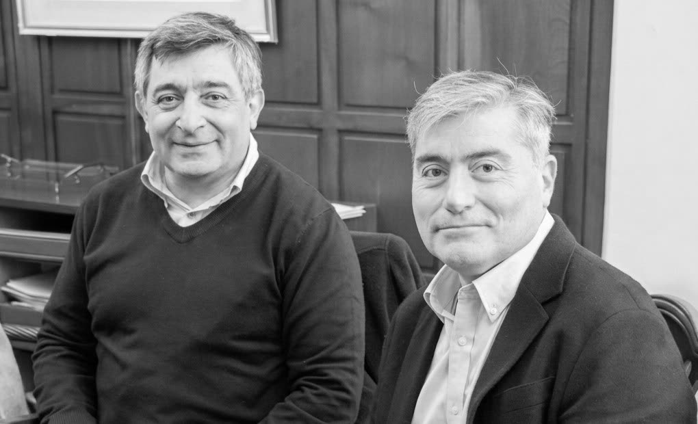 Retrato en blanco y negro de los candidatos de la fórmula Mohamed · Madkur, sentados juntos en el Rectorado de la UNT.